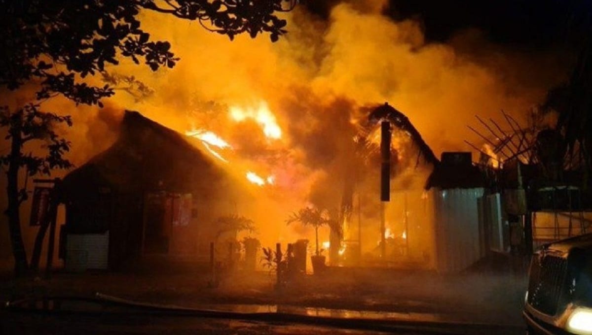 VIDEOS: Así se vivió el incendio que consumió decenas de comercios en Tulum 1 Tulum