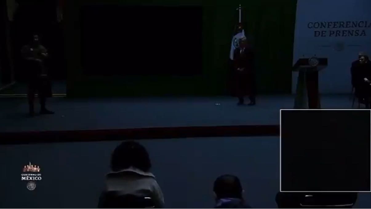 VIDEO: ¡Se fue la luz! Apagón interrumpe conferencia de AMLO 1 apagon 1