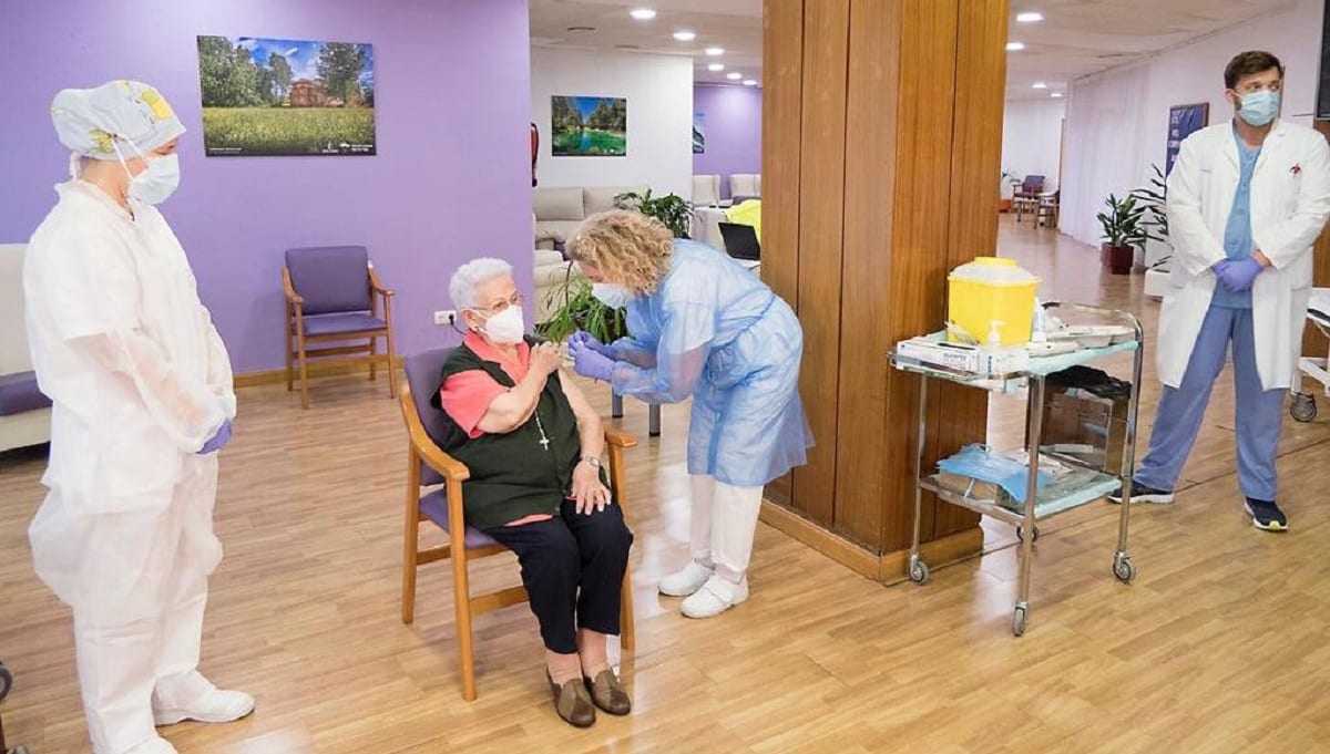La primera persona vacunada en España contra el COVID-19 recibe la segunda dosis 1 araceli