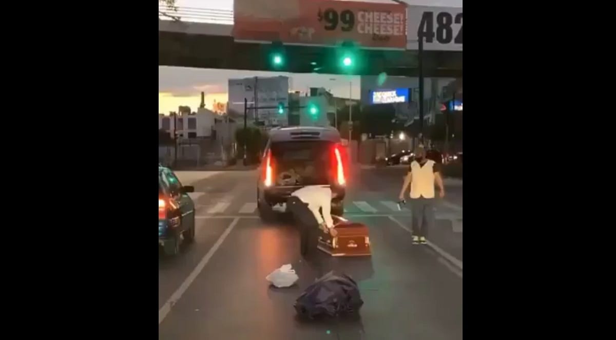 VIDEO: Caen ataúdes de una carroza en el bulevar 5 de Mayo en Puebla 1 ataudes