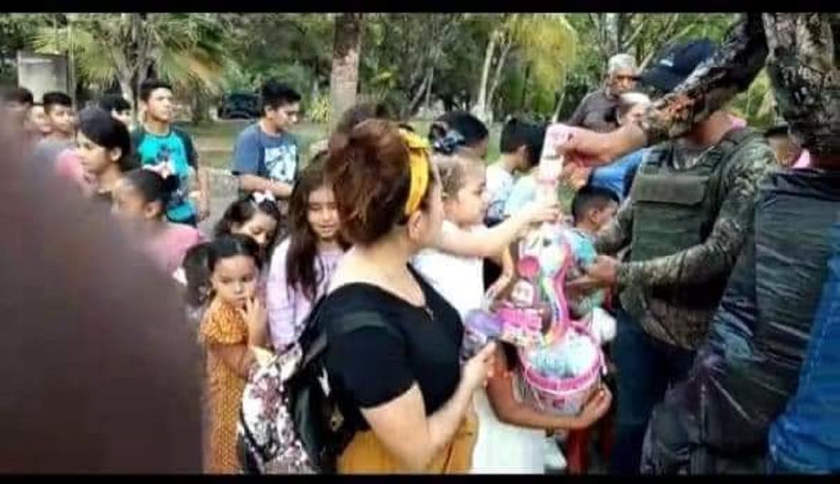FOTOS: CJNG reparte juguetes a niños en las calles de Michoacán 1 cjng 1