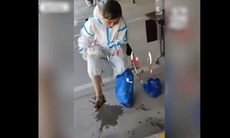 VIDEO: Doctora saca un charco de sudor luego de su jornada de atención a pacientes COVID-19 1 doctora sudor video COVID 19 780x470 1