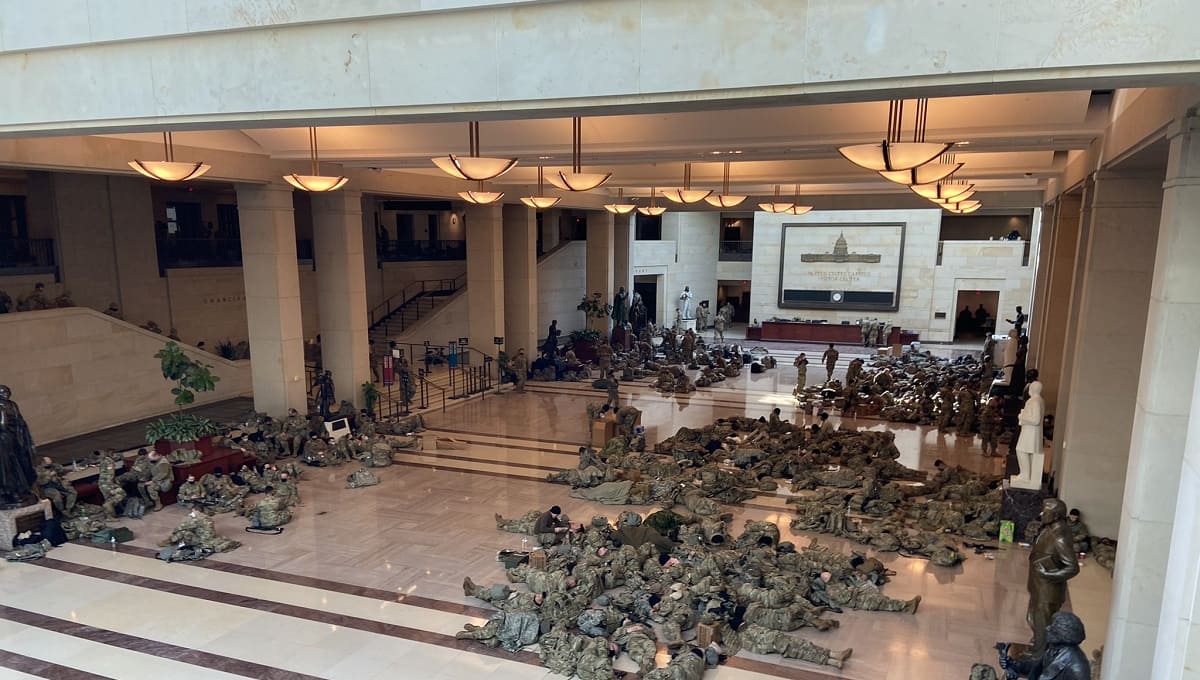 FOTOS: La Guardia Nacional amanece en los pasillos del Capitolio de EU 1 guardia nacional 1