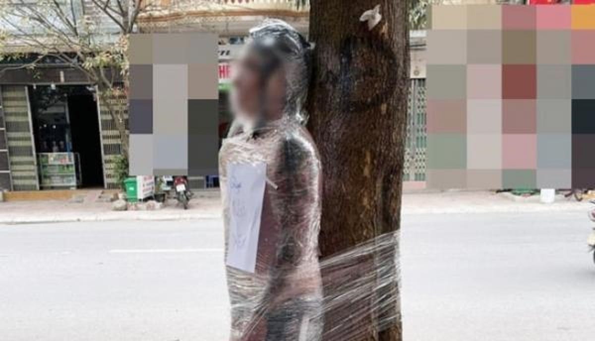 Envuelven en plástico a un hombre y lo atan a un árbol por no pagar un tatuaje en Vietnam 1 hombre atado 2 2021 01 12 a la s 13 45 42