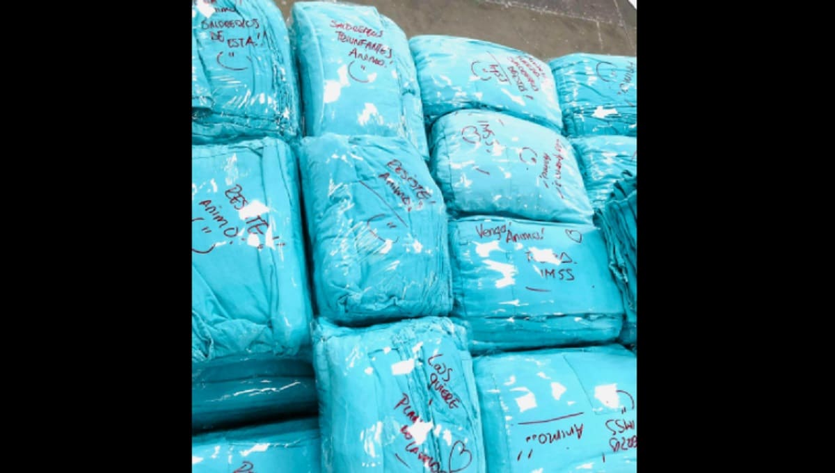 Estos son los mensajes de aliento que dejan en sus batas al personal médico del IMSS Puebla 2 mensajes batas 1