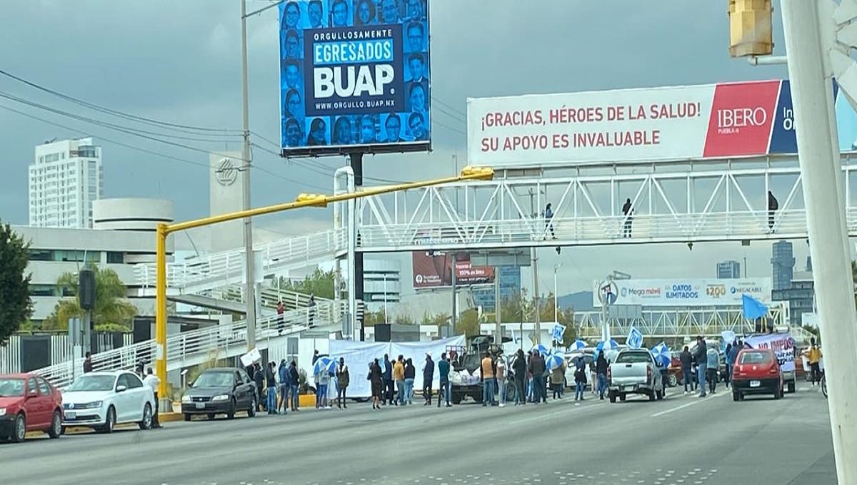 Panistas se manifiestan contra Genoveva Huerta por imposición de candidatos; bloquean la Atlixcáyotl 2 panistas bloquean atlixcayotl 1