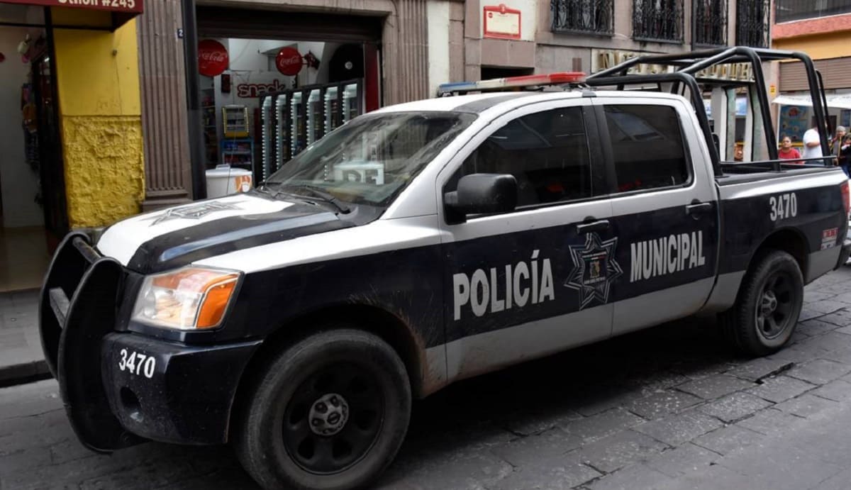 Policías de Coacalco le quitan su celular a chofer de camión y motociclista los persigue 1 patrulla 1