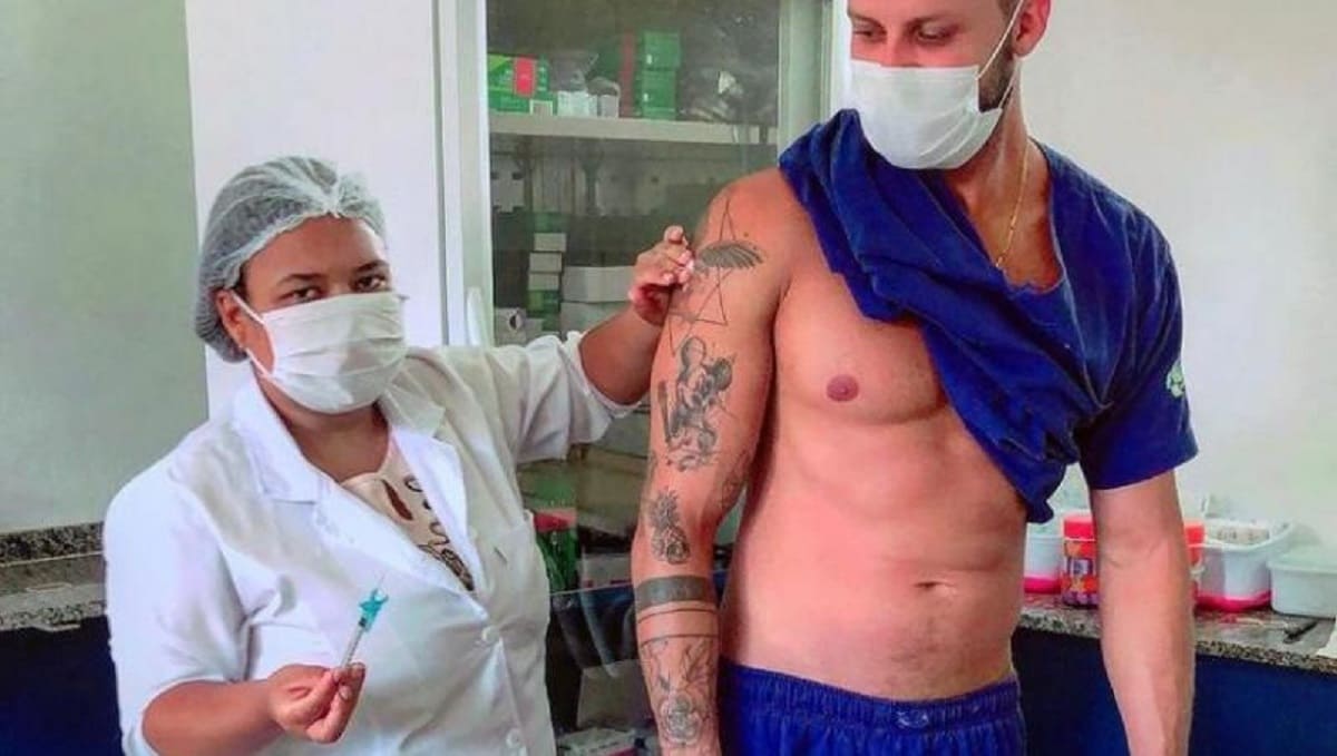 Reacción de enfermera al vacunar a su colega musculoso se vuelve viral 1 reaccion de enfermera 1