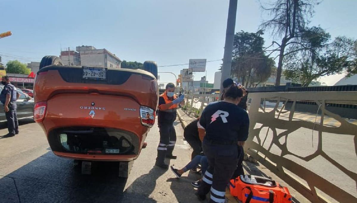 Dos mujeres lesionadas deja volcadura de un auto en el puente de la 31 Poniente 3 seat 1