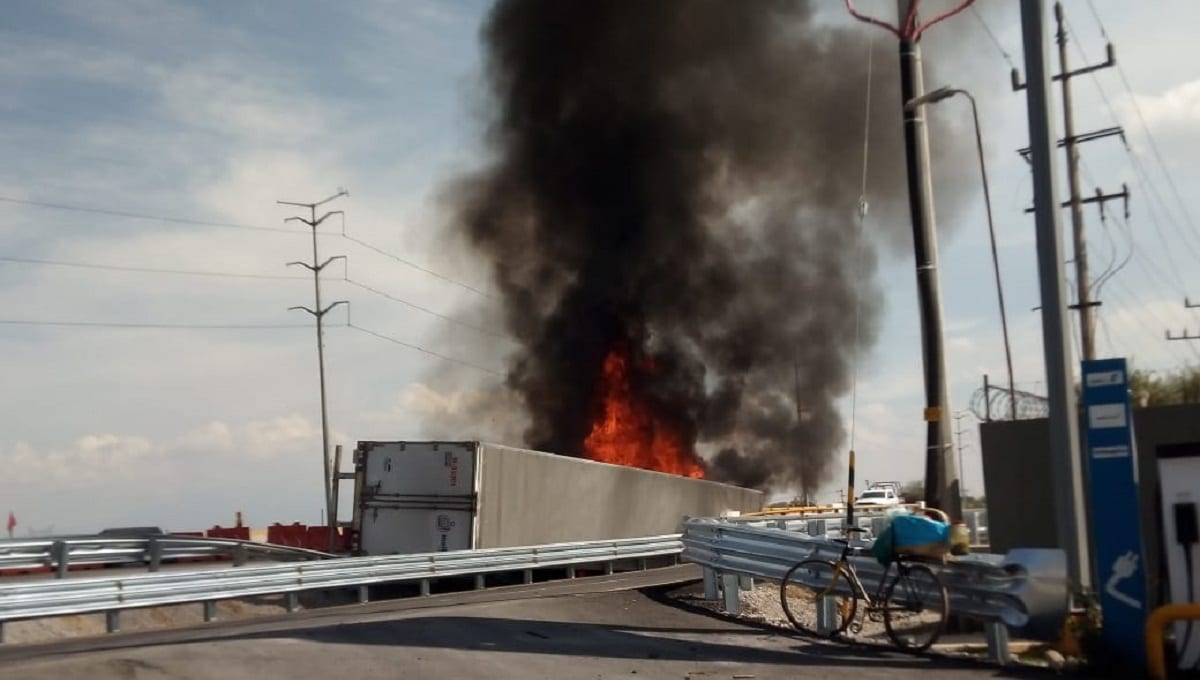 Trailero se salva de morir en incendio y volcadura en Huejotzingo 2 trailer