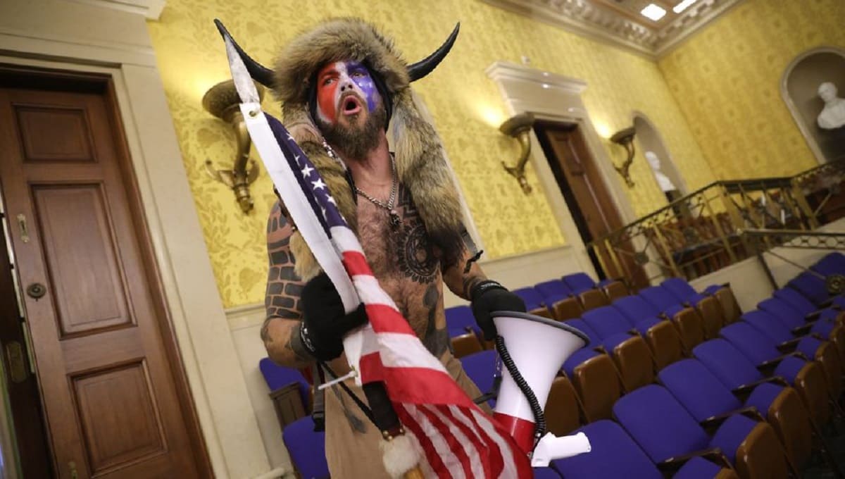 Él es Q-Shaman, el hombre que entró al Capitolio vestido de pieles y cuernos 1 vikingo 1