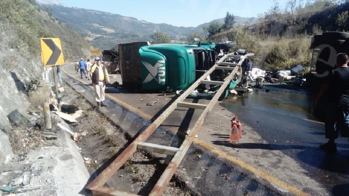 Un muerto, varios heridos y daños materiales deja un choque múltiple en la Puebla-Orizaba 5 Choque2 1