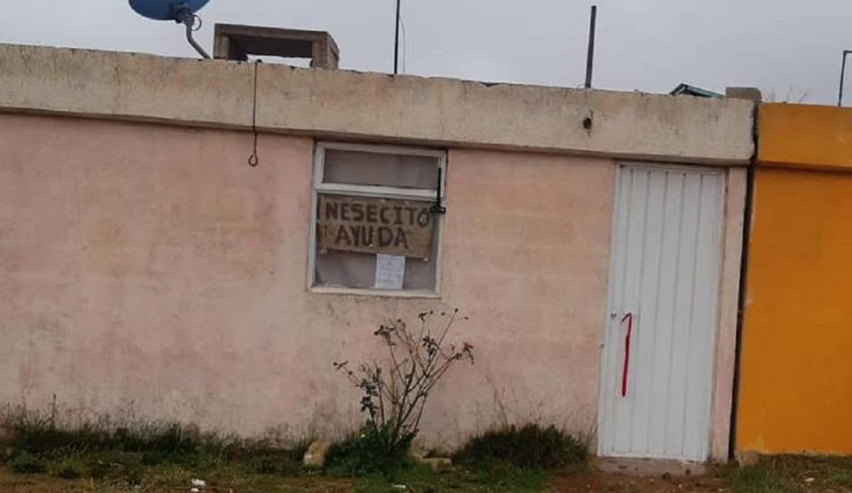 Familia da positivo a COVID-19 en Puebla; pide ayuda a sus vecinos con un cartel en su ventana 1 Covid familia 1
