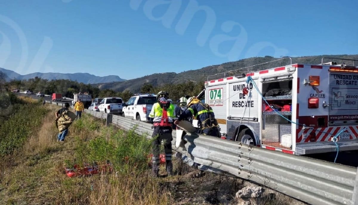Muere trailero en volcadura en los límites de Puebla y Veracruz; pobladores roban la mercancía 3 Trailer. 1