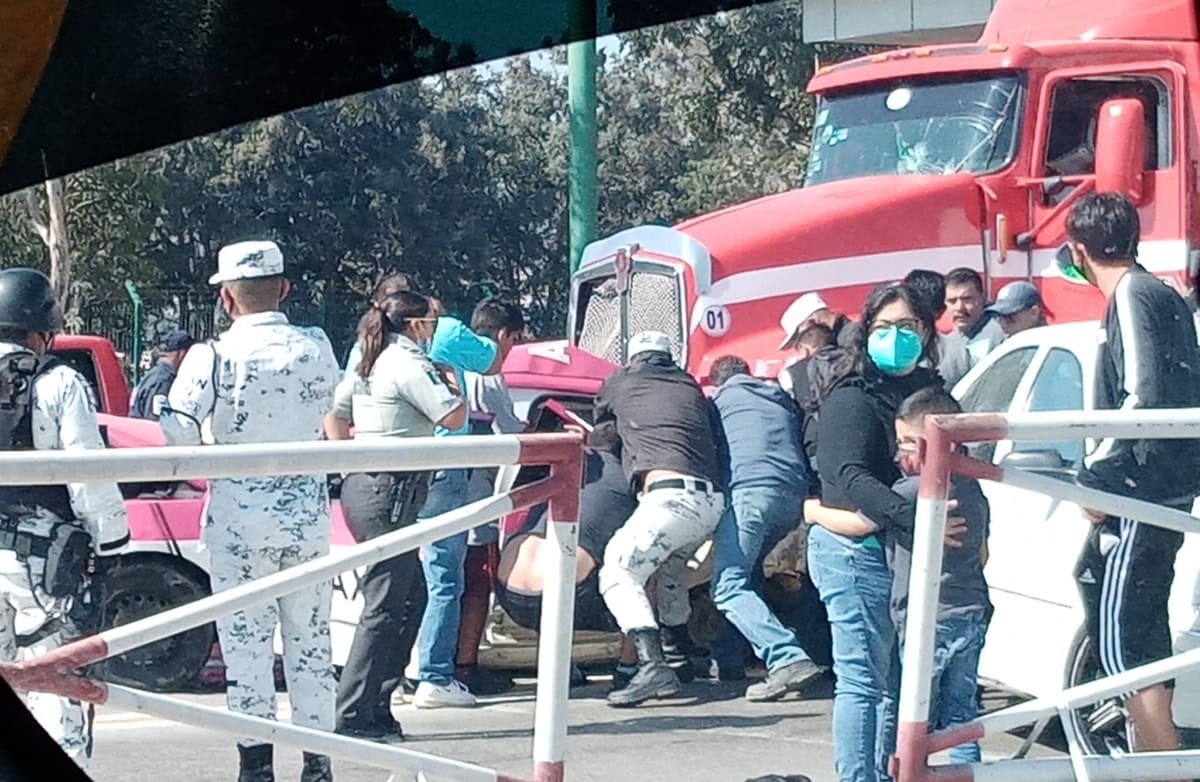 Tráiler se queda sin frenos en la caseta de Amozoc y provoca carambola; una mujer murió prensada 4 accidente caseta Amozoc 2