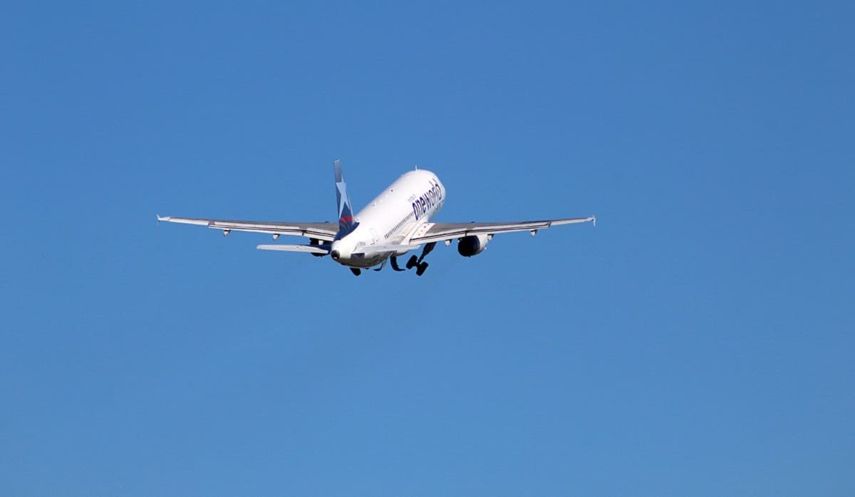 El aterrador vuelo Cancún-Houston: avión perdió un motor y aterrizó de milagro 2 avion 1