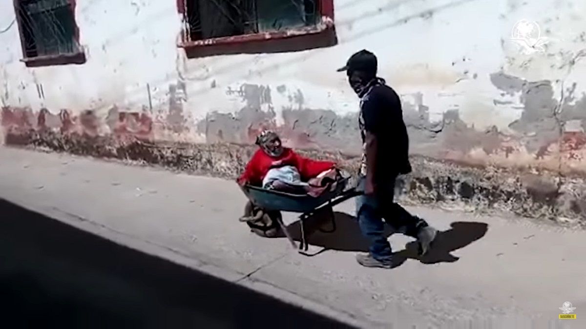 VIDEO: En carretilla, lleva a su madre de 100 años a recibir la vacuna contra el COVID-19 2 call