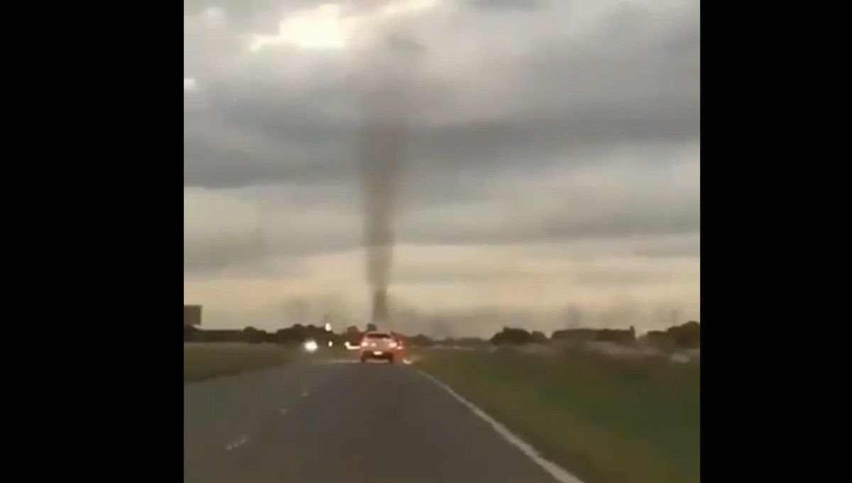 VIDEO: Un torbellino aparece en una carretera en Argentina; era un enjambre de mosquitos 2 camioneta 1