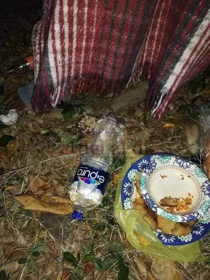 Inhumano: Abandonan a un hombre de la tercera edad debajo de un árbol en Acajete (FOTOS) 4 comi 1