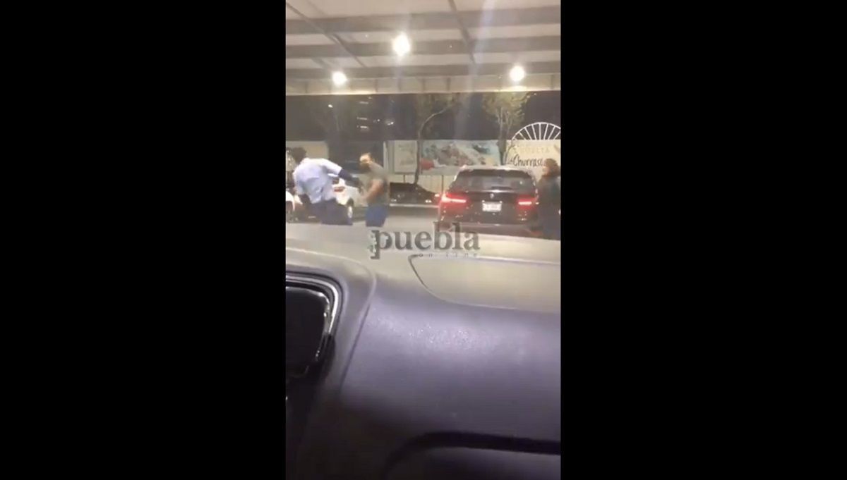 VIDEO: Hombre golpea a empleado de la gasolinera de Costco que le sugirió no sobre llenar su tanque 2 costco
