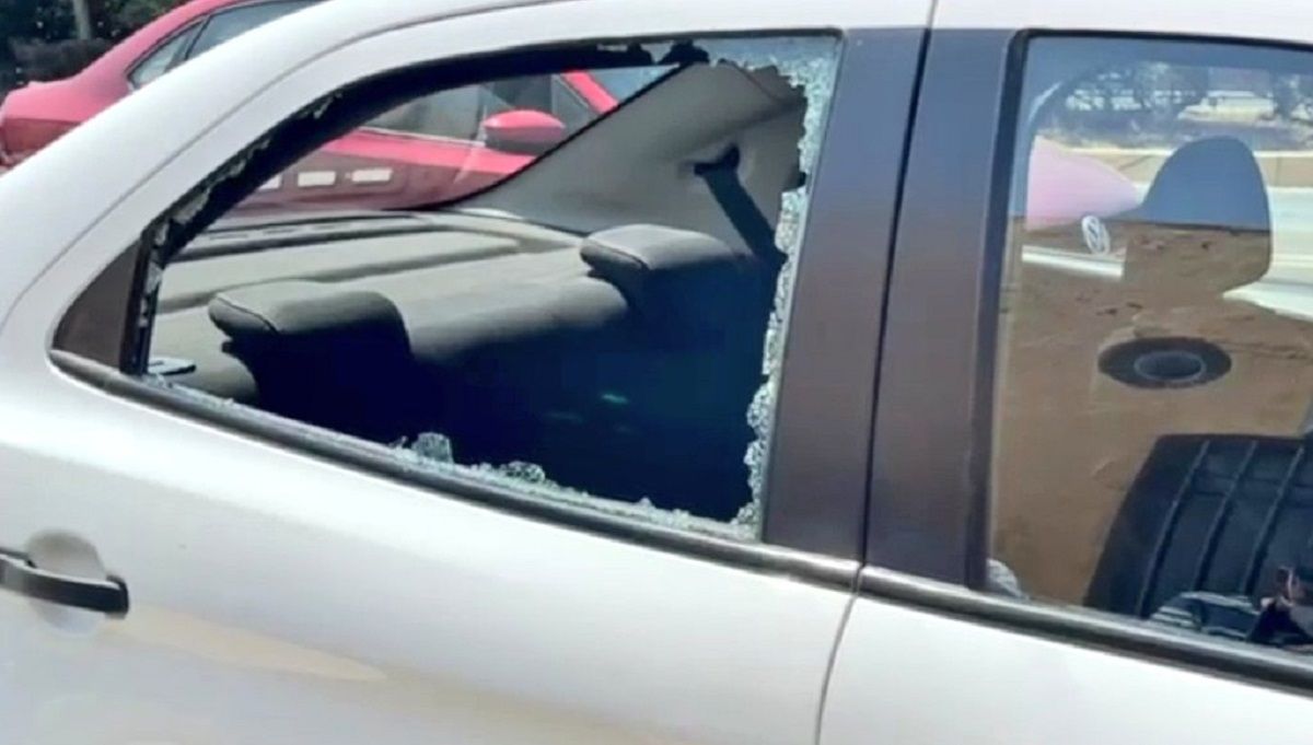 VIDEO: Dan cristalazo a auto de Imagen TV afuera del Centro de Convenciones en Puebla 2 cristalazo