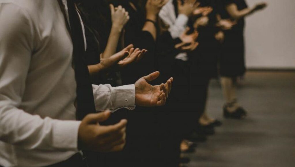 fieles en iglesia 1