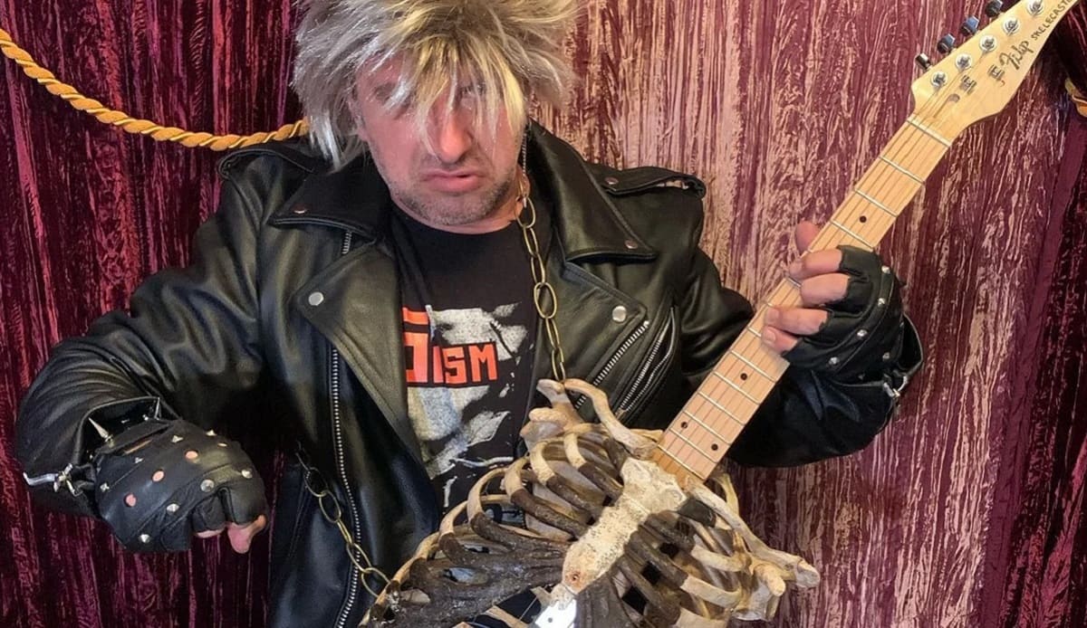 Músico toca guitarra eléctrica construida con el esqueleto de su tío 3 guitarra esqueleto 1