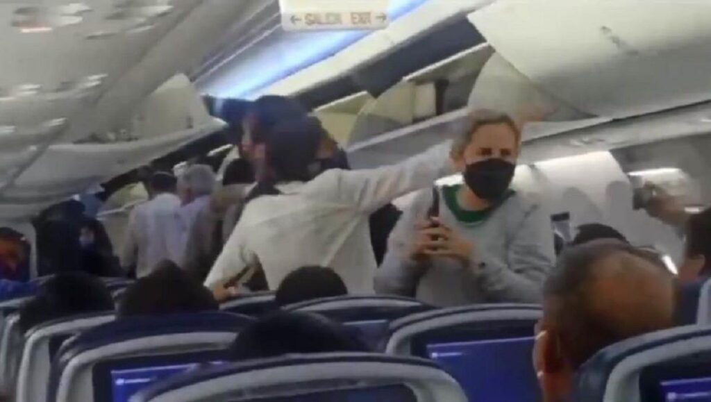 insultan a AMLO en avion