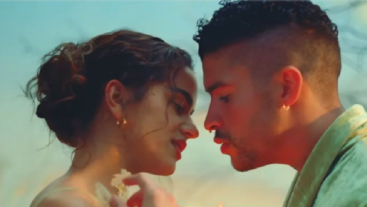 VIDEO: Bad Bunny y Rosalía estrenan "La noche de anoche" 2 la rosalia