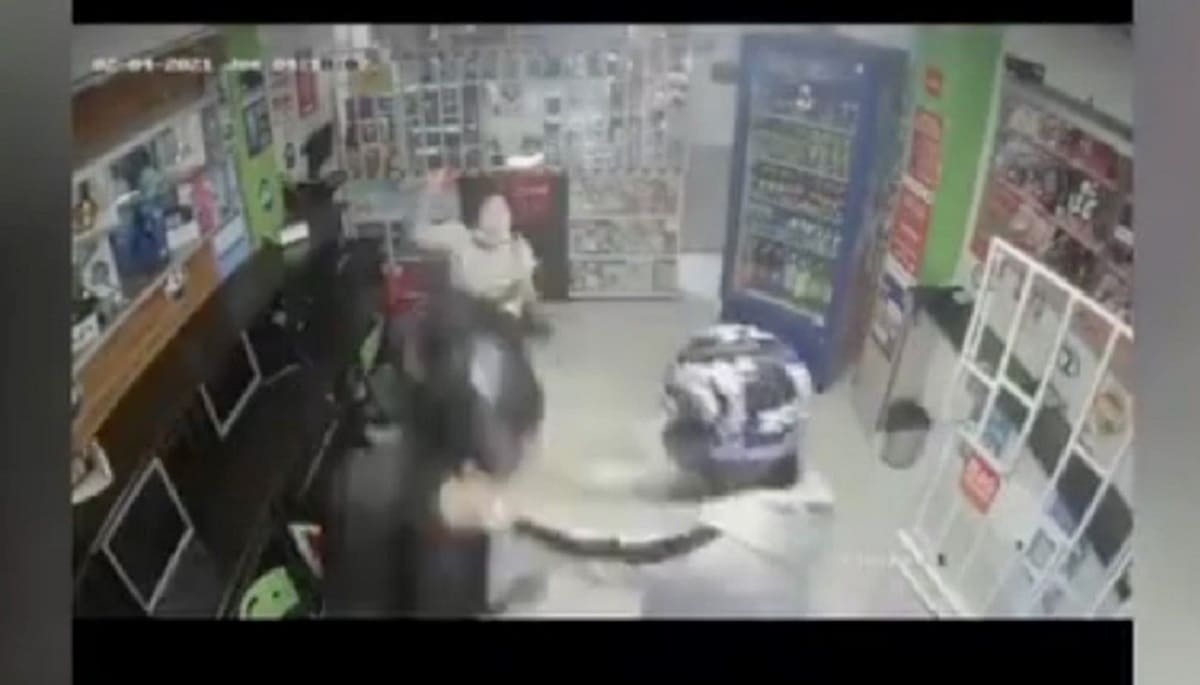 VIDEO FUERTE: Niña de 14 años defiende a machetazos a su madre en Colombia 2 nina defiende a mama 1