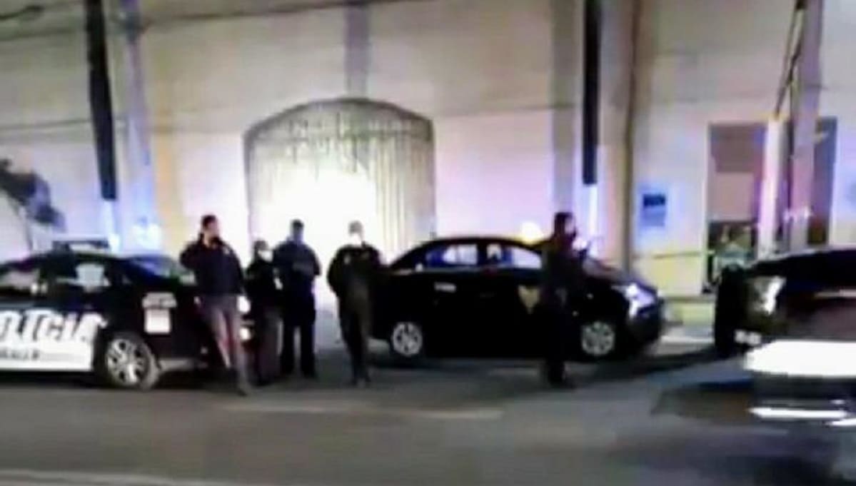 Muere taxista al volante afuera del Motel Bugambilias 2 patrullas 2