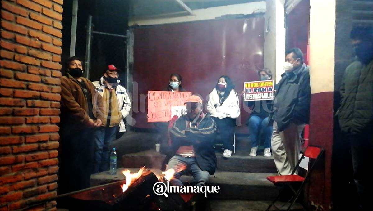 Locatarios de Amalucan hacen guardia nocturna para evitar madruguete del Ayuntamiento de Puebla 5 portada Mercado Amalucan noche defensa