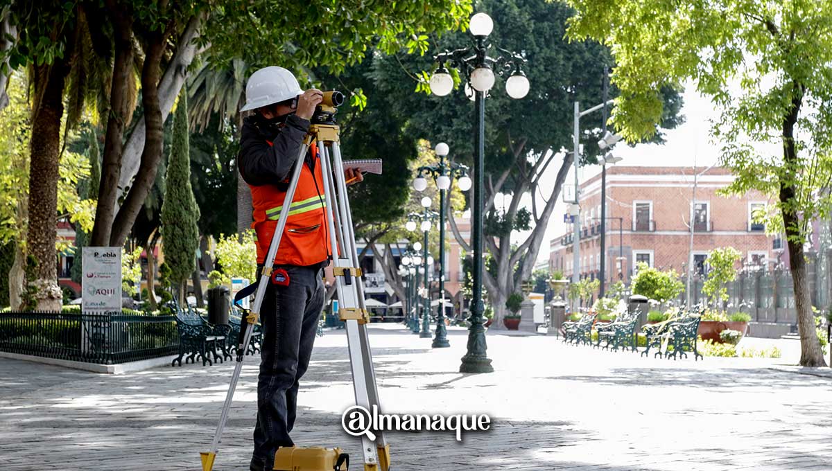 Sin permisos para la obra, topógrafos miden el zócalo de Puebla para iniciar remodelación 6 portada zocalo topografo
