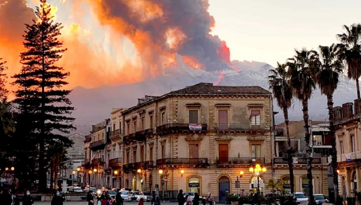 VIDEOS: Limpian calles en Italia, luego de espectacular erupción del mítico volcán Etna 3 volcan Etna 1