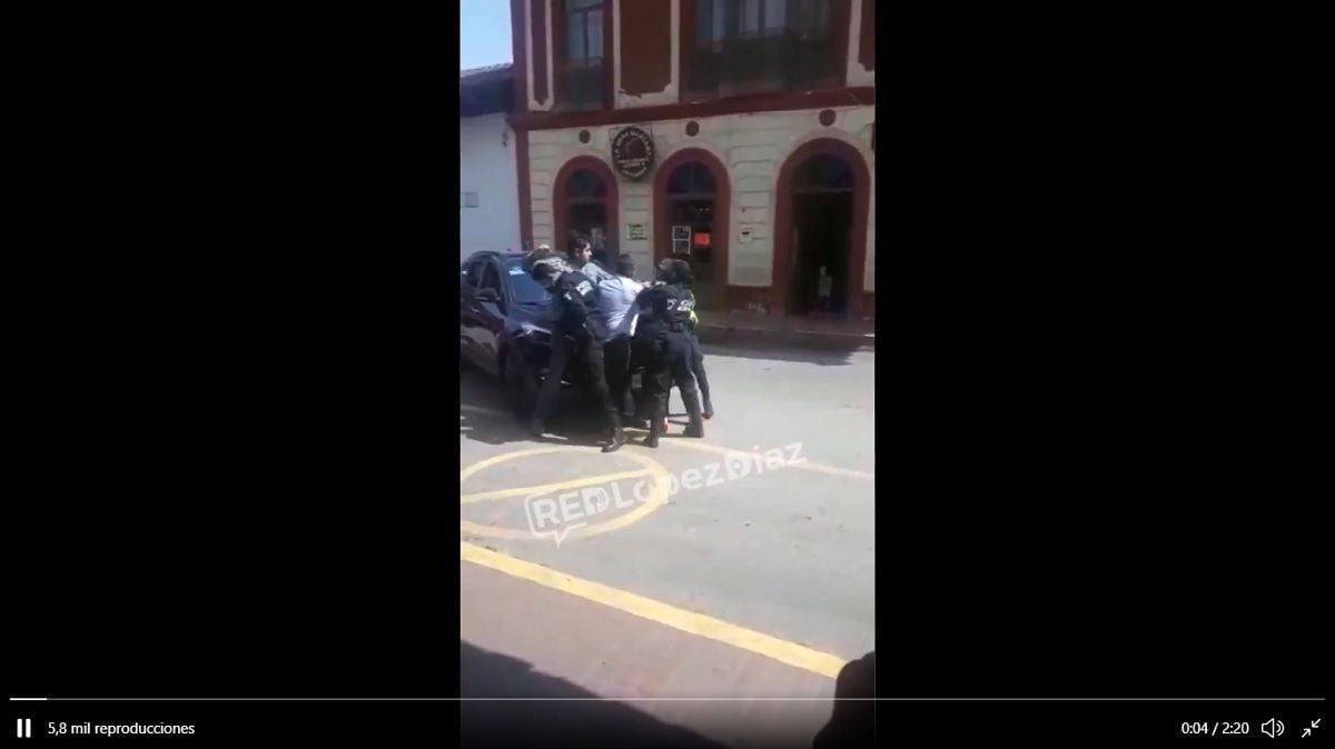 VIDEO: Habitantes de Chignahuapan golpean a elemento de vialidad de Zacatlán por una infracción 2 zacatlan