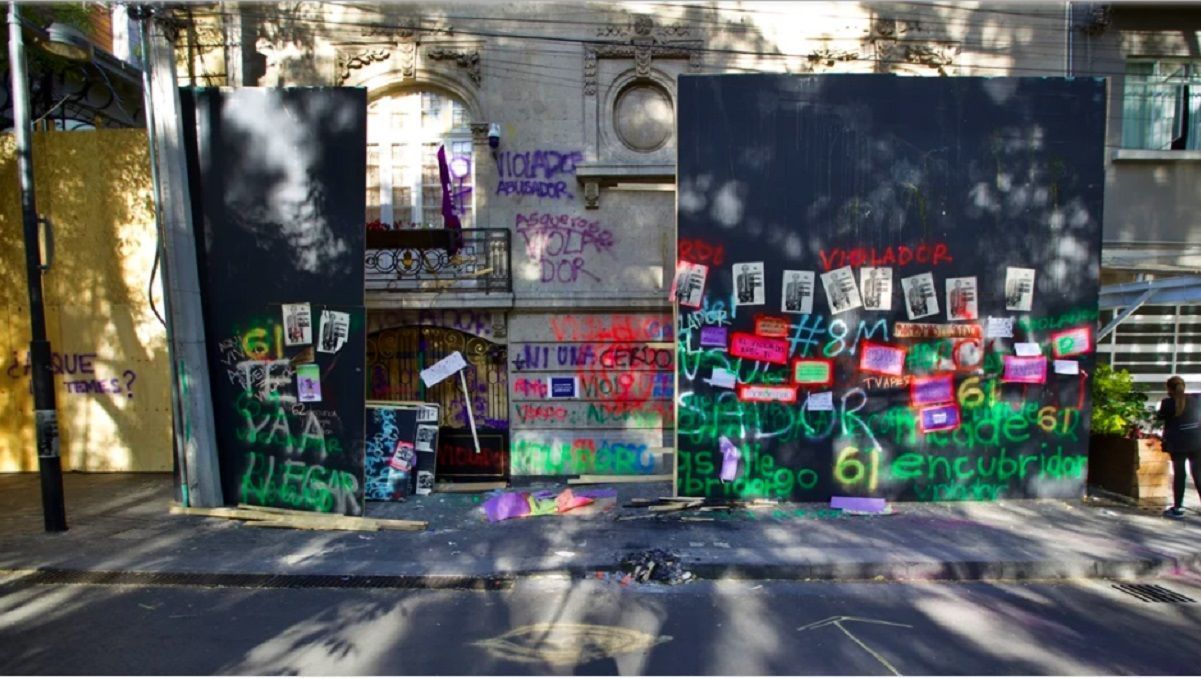 Así quedó la casa de Andrés Roemer tras la marcha del #8M 3 Andres