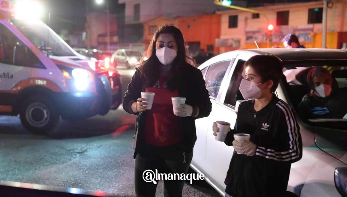 Héroes sin capa: Poblana y su hijo llevan café a adultos mayores que esperaron por horas la vacuna 2 CU Vacuna Covid19 cafe