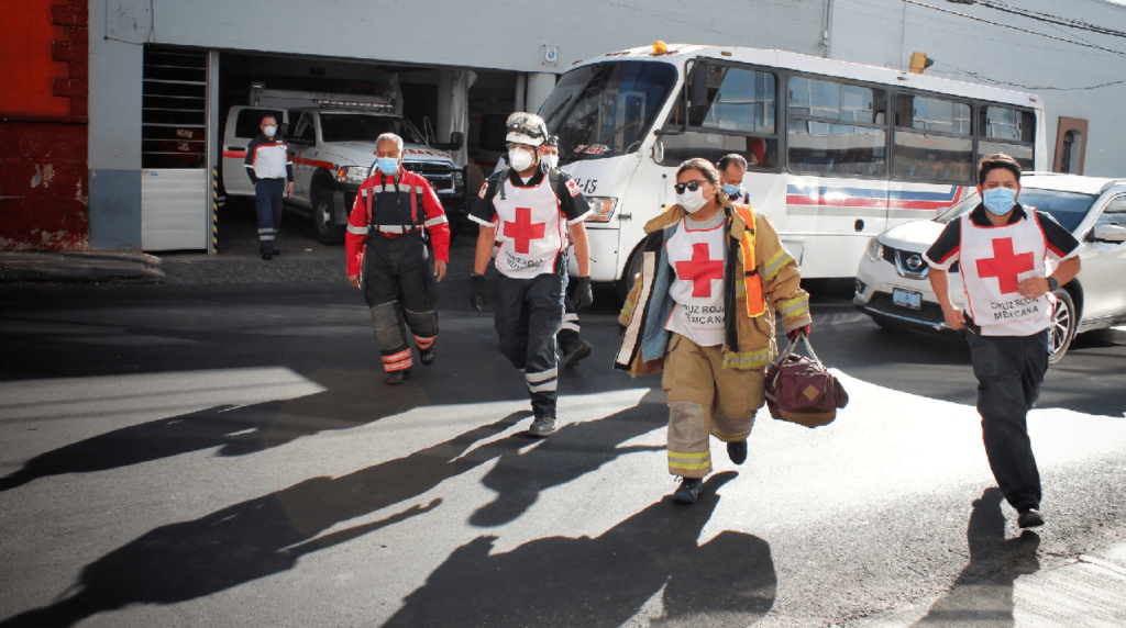 Con perros buscan a atrapados