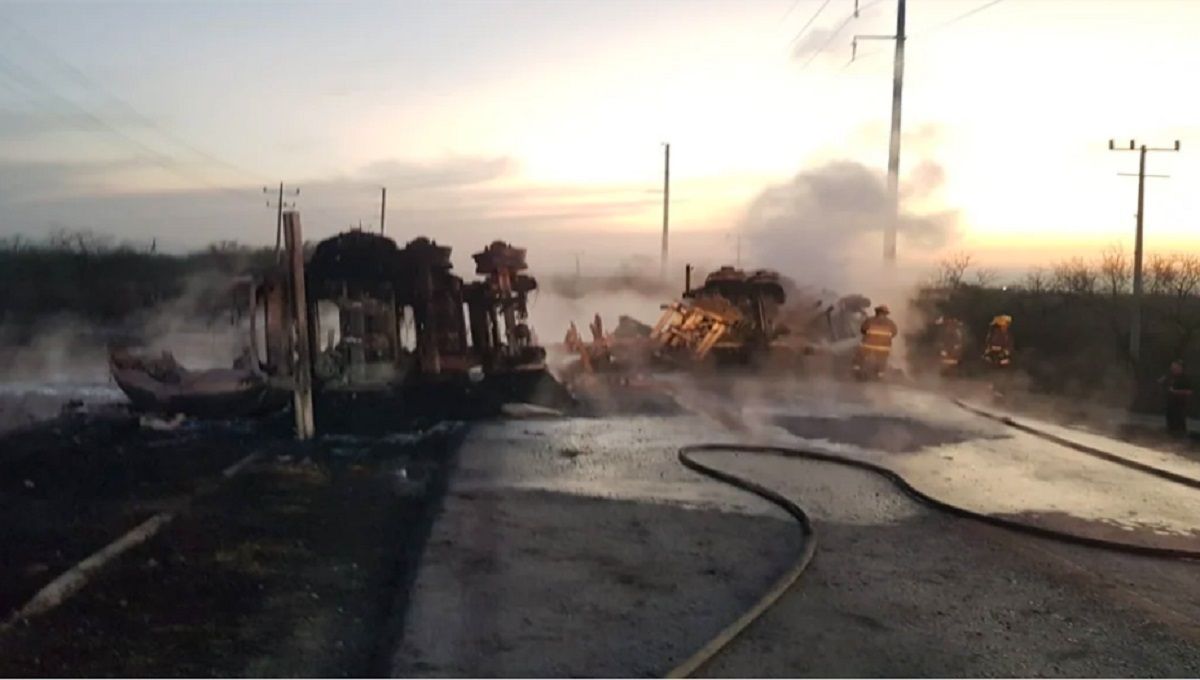 Mueren 12 personas durante choque entre una pipa con combustible y una ruta del transporte público en NL 1 La Reinota 1