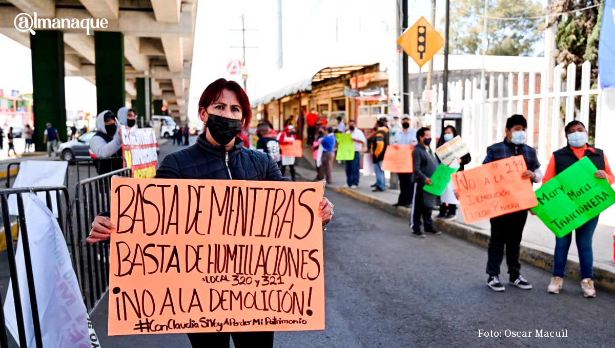 Claudia Rivera inicia represión en Amalucan: envía 200 granaderos y detienen a 4 locatarios 5 Mercado protesta2