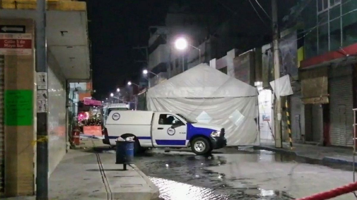 Rescatan el primer cuerpo de tres trabajadores sepultados entre los escombros en Texmelucan 2