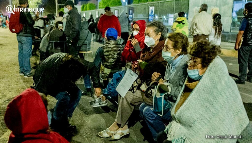 Otra vez falla el gobierno federal: poblanos llevan 6 horas esperando la vacuna 15 Vacuna covid Ciudad Universitaria 13