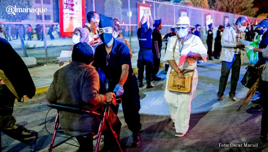 Otra vez falla el gobierno federal: poblanos llevan 6 horas esperando la vacuna 20 Vacuna covid Ciudad Universitaria 7