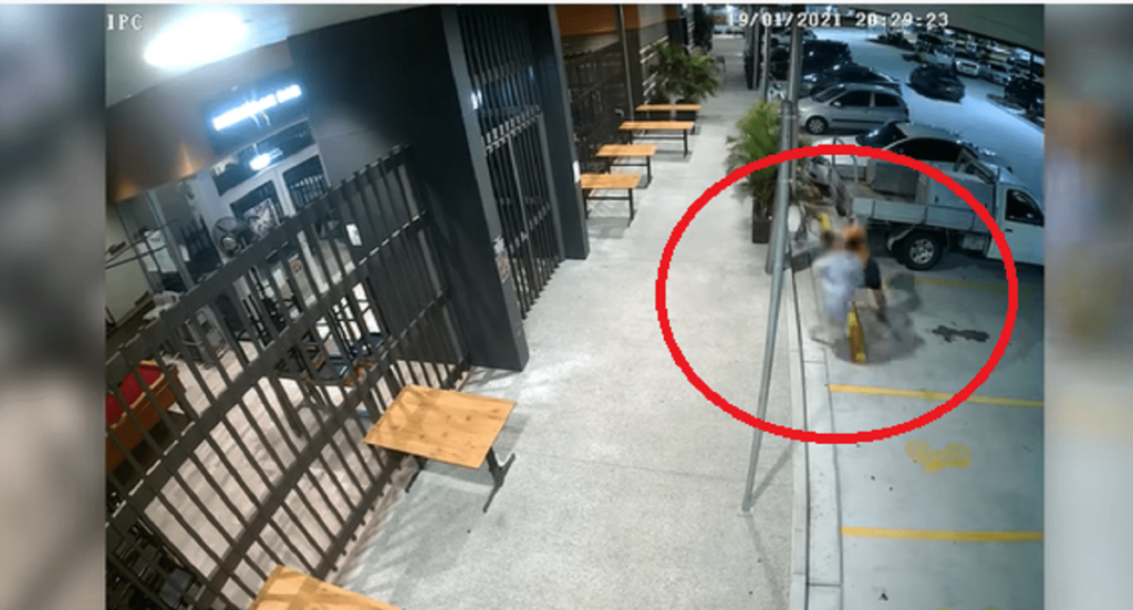 abuelita somete a ladron