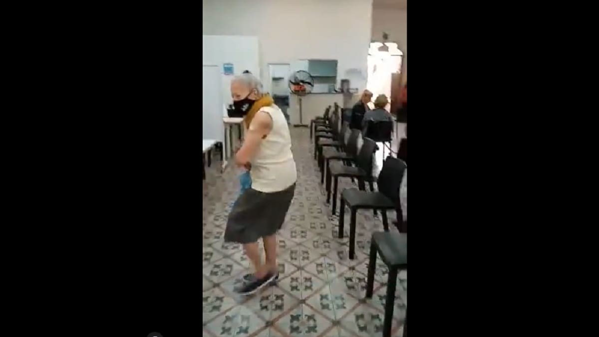 VIDEO: Mujer de la tercera edad se pone a bailar al recibir la vacuna contra el COVID y se viraliza 2 abuelitaa 1
