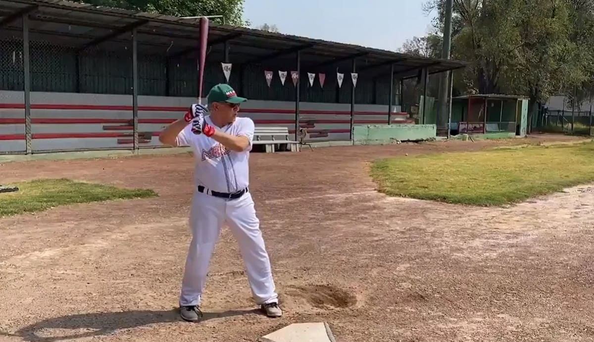 Critican a AMLO por jugar beisbol en medio de la crisis de salud: "Me escapé a tomar el sol" 2 amlo 1 1