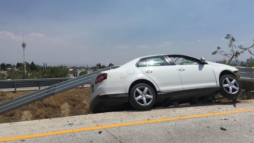 auto choca en el periferico 2