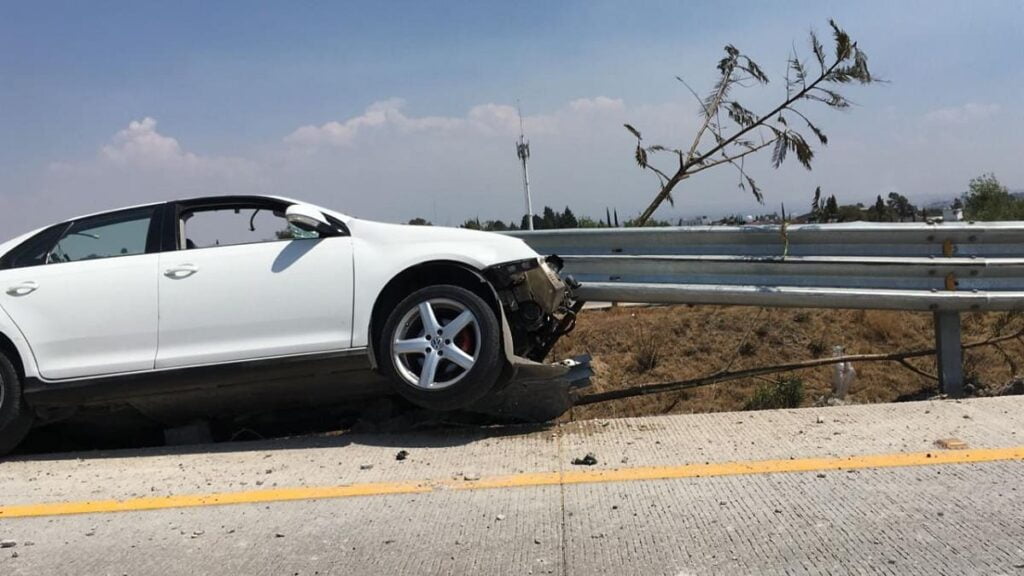 auto choca en el periferixo
