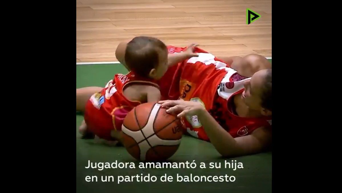 VIDEO: Basquetbolista amamanta a su hija en un partido y se hace viral 2 bebe
