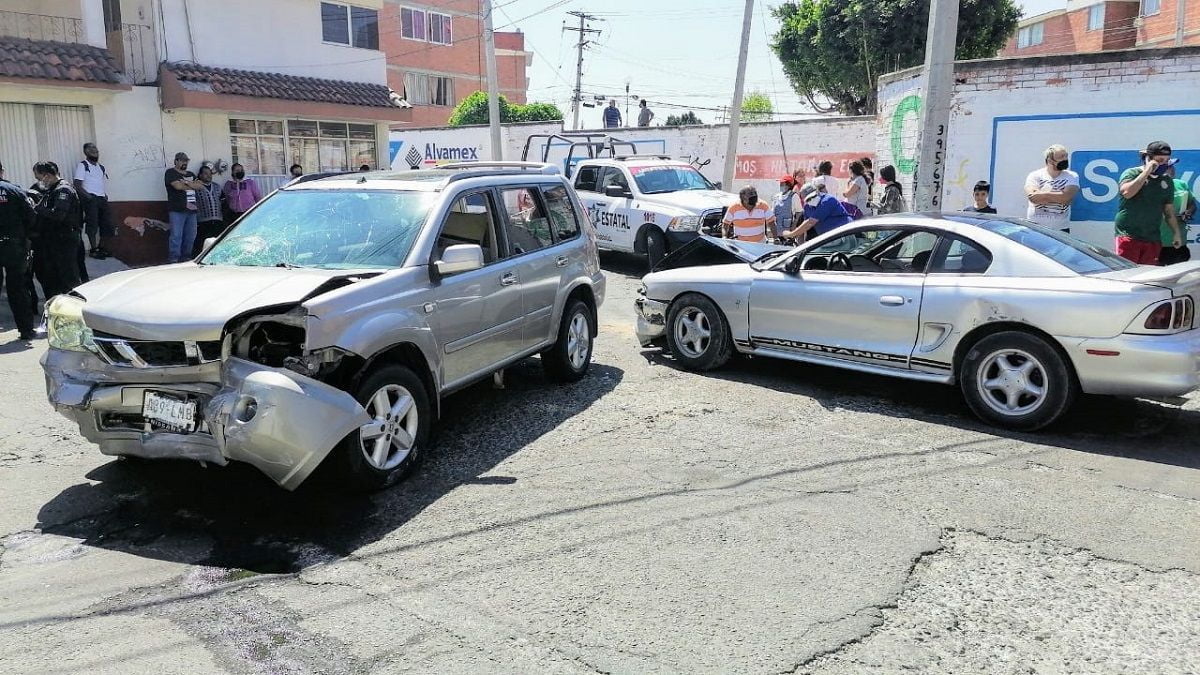 Persecución entre policías y presuntos asaltantes termina en choque al Sur de Puebla 5 camioneta